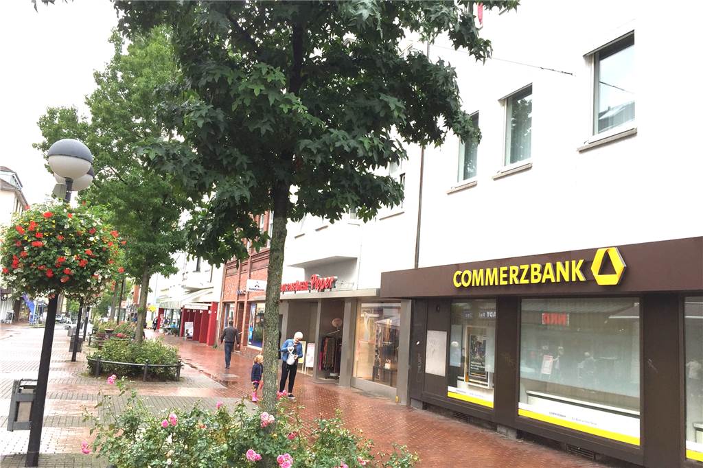 Warten auf Malzers in der ehemaligen Commerzbank: Es geht nur mühsam voran Dieses Foto wird im September ein Jahr alt. Die Schriftzüge der Commerzbank sind verschwunden, innen ist alles ausgeräumt. Alles andere hat sich in den letzten zehn Monaten nicht verändert.