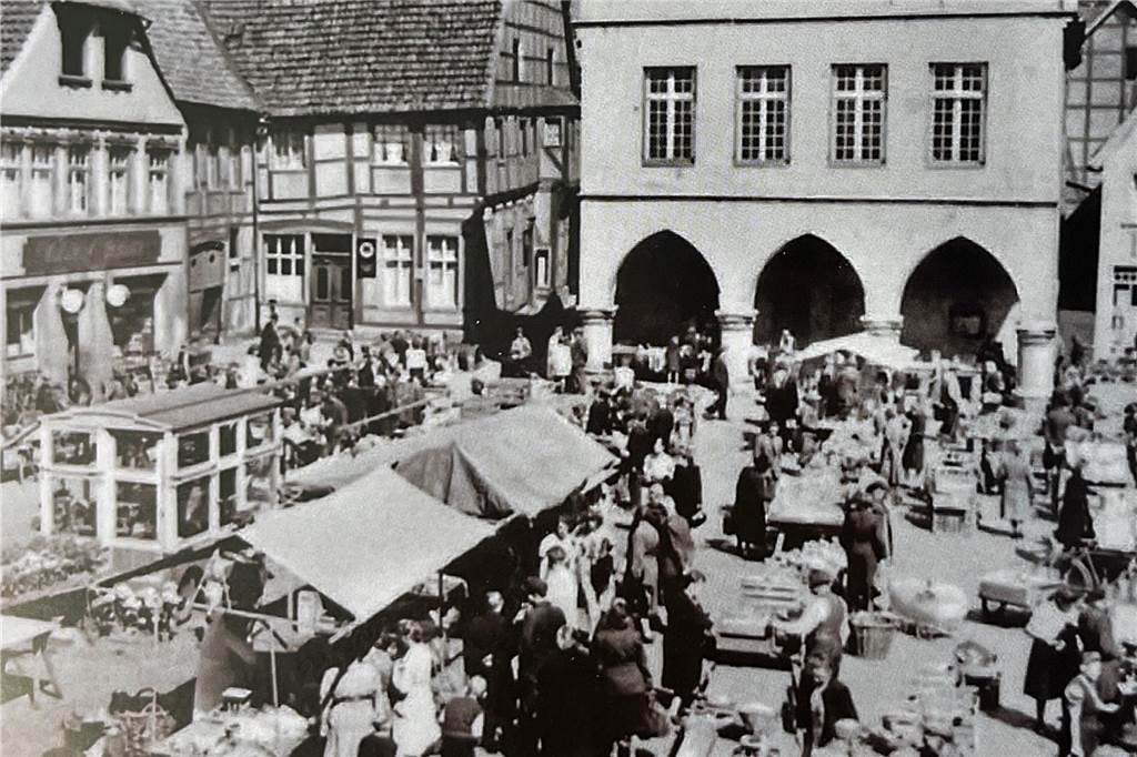 Dieses Foto wurde in den 1950er Jahren "geknipst" - offensichtlich an einem Markttag. Die Funktion als Einkaufsort hat der Platz behalten. Die Händler haben mittlerweile allerdings gewechselt.