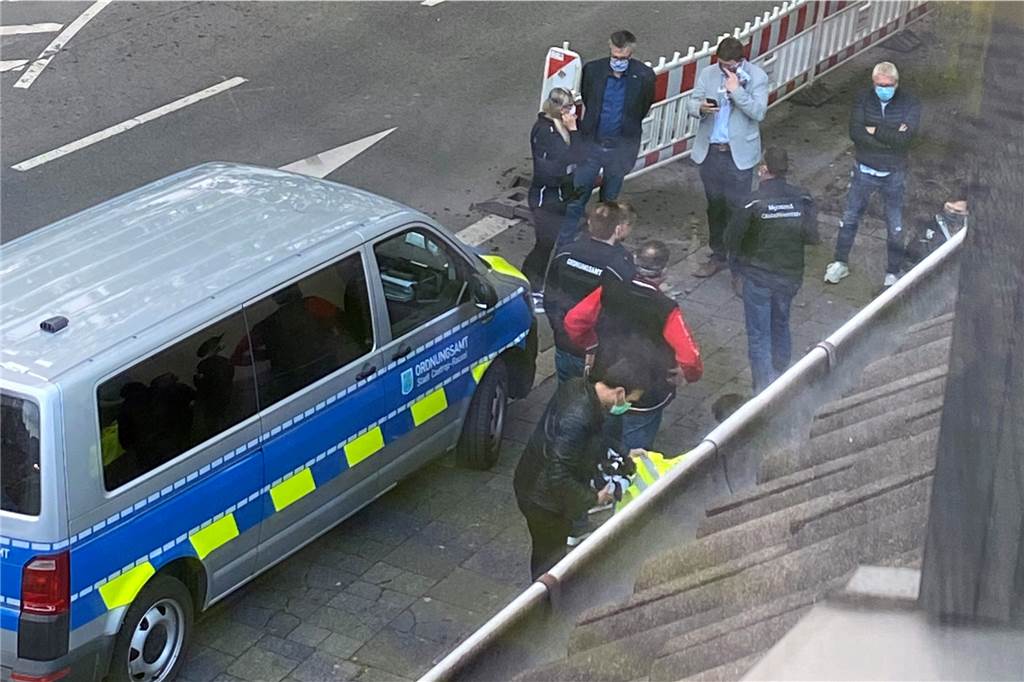 Anwohner: Stadt hat Missstände an der Wittener Straße einfach ignoriert Dieses Foto zeigt Bürgermeister Rajko Kravanja, den Ersten Beigeordneten Michael Eckhardt und Mitarbeiter des Ordnungamtes vor den Quarantäne-Häusern an der Wittener Straße.