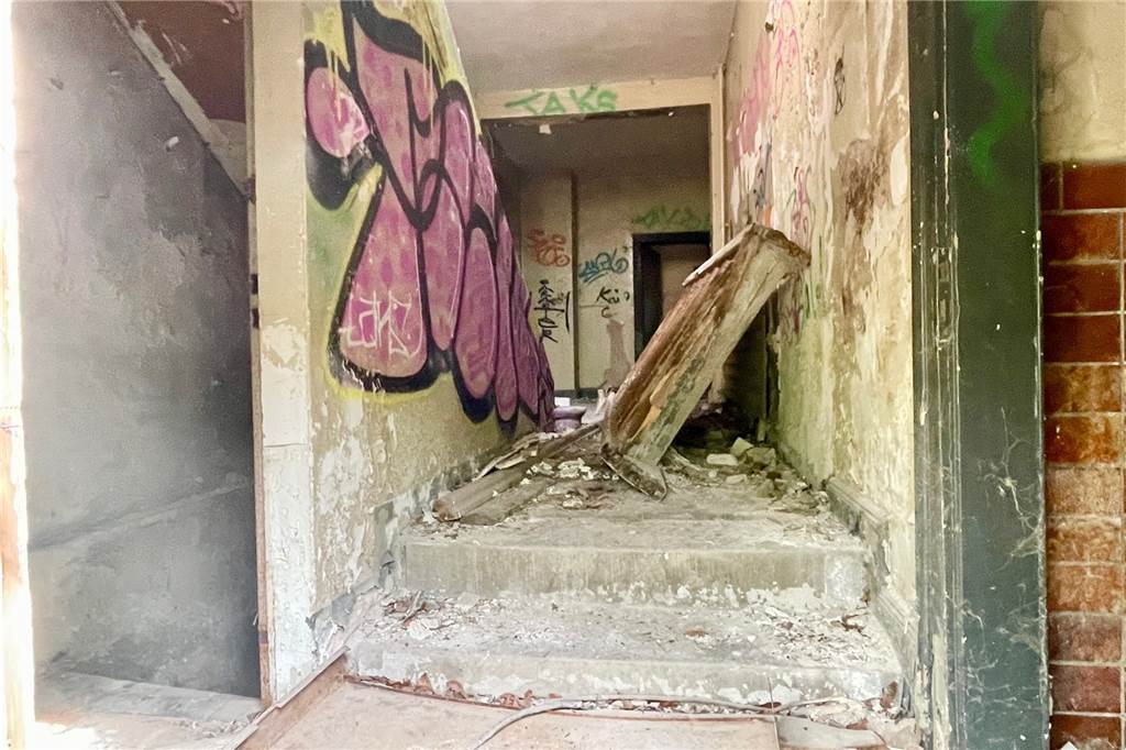Lost Place direkt am Rombergpark: kein Verbotsschild, kein Tor, aber Lebensgefahr Dieses Foto zeigt das Innere eines der Gebäude. Scheinbar wird der Bereich des Öfteren betreten.