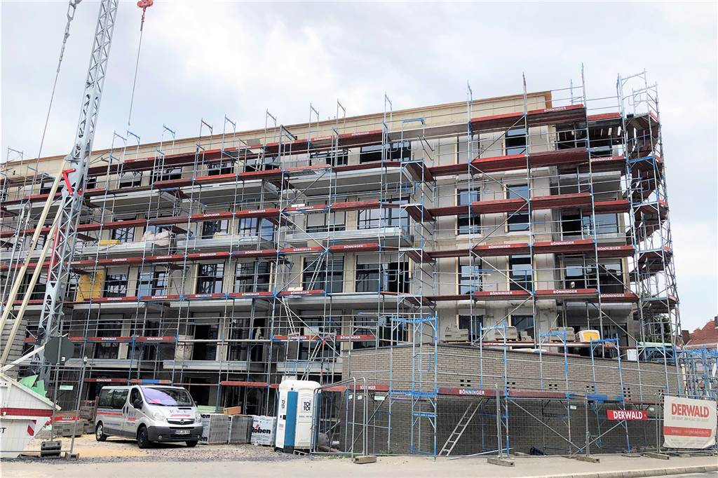 Derwald baut 24 Sozialwohnungen - die Mietverträge werden ab September unterschrieben Dieses Foto zeigt die Neubau-Front längs der Huckarder Straße.