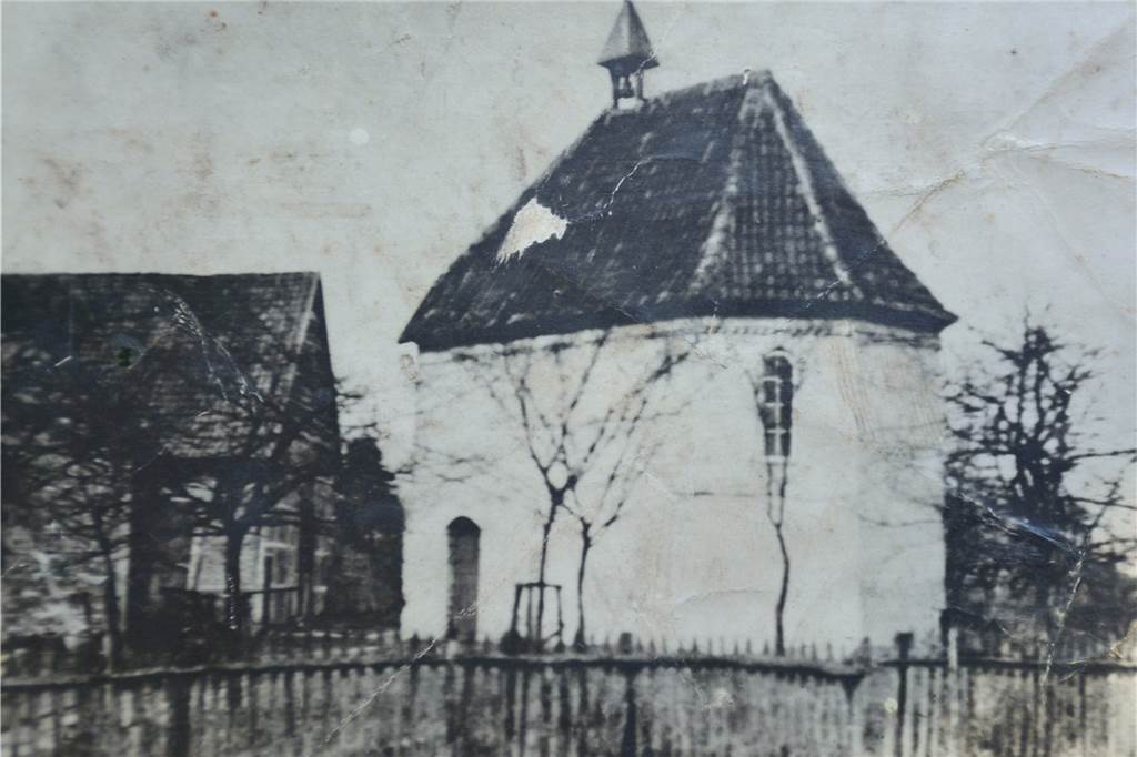 Ein Besuch im verstecktesten Schmuckstück von Dorsten Dieses Foto zeigt die Original-Kapelle, die 1945 zerstört worden war.