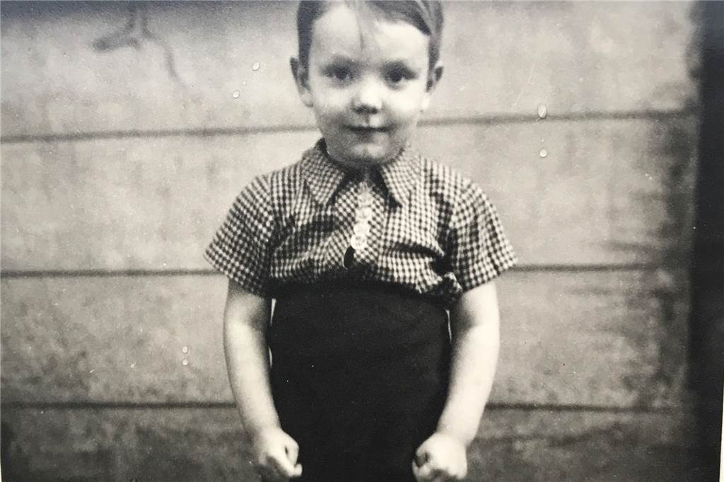 Prächtige Altbauten werden abgerissen: „Das tut mir in der Seele weh“ Dieses Foto zeigt Norbert Stein als Kind in den 50er-Jahren an der Alexanderstraße.