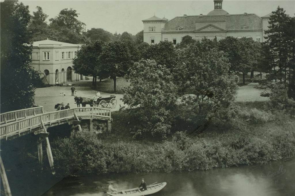 Baumeister der Buddenburg in Lünen: Überfallen, geschlagen und vergessen Dieses Fotos von Schloss Buddenburg wurde um 1900 aufgenommen. Die Holzbrücke über die Lippe wurde am 18.5.1923 von französischen Besatzungssoldaten gesprengt.