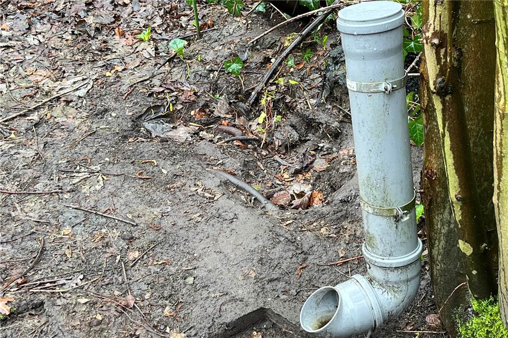 Tierschutzverein verliert Hütte für Pflege von Tieren: „Keine Wertschätzung“ Dieses "Futterrohr", das sich direkt neben der Hütte befindet, ist noch geblieben.