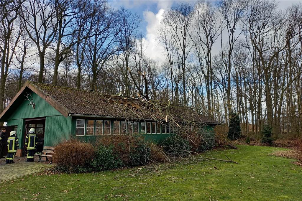 Dieses Gebäude in Almsick wurde durch einen umstürzenden Baum beschädigt.