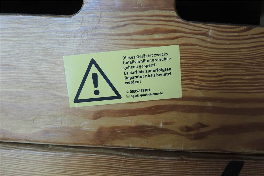 In der Turnhalle an der Lessingstraße stehen Sportgeräte, aber keiner darf sie nutzen „Dieses Gerät ist zwecks Unfallverhütung vorübergehend gesperrt! Es darf bis zur erfolgten Reparatur nicht benutzt werden!“