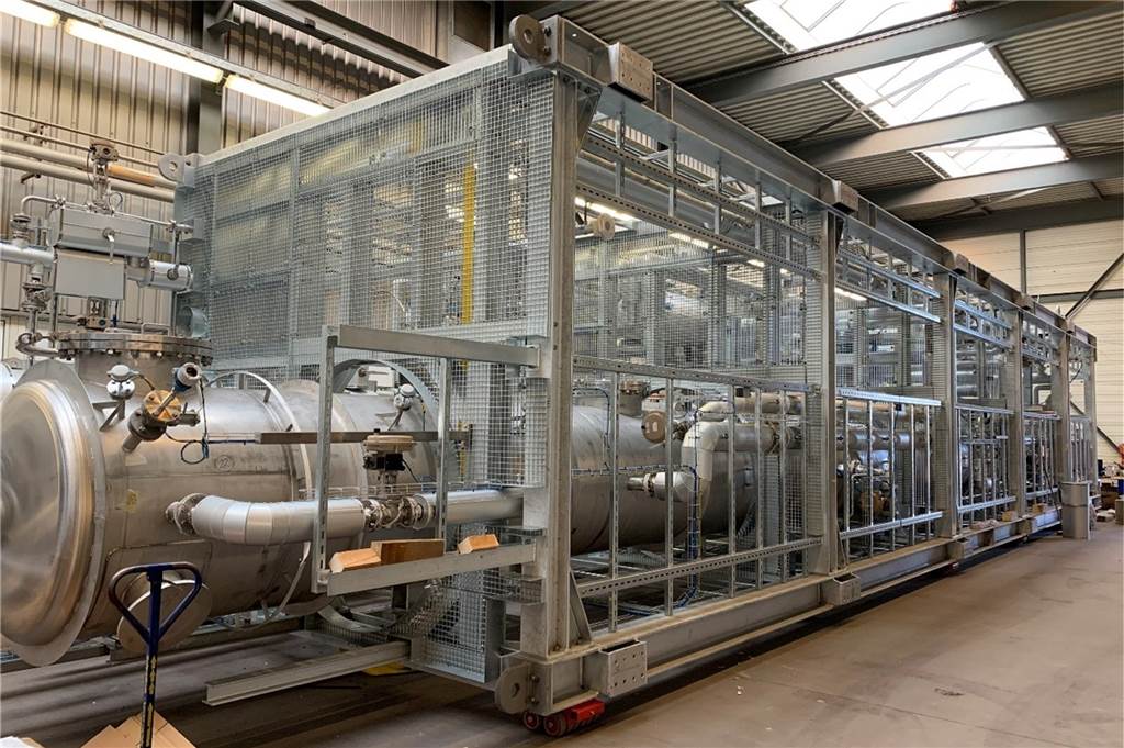 Riesen-Anlage rollt per Schwertransport am 2. Juni nach Castrop-Rauxel Dieses Gerät macht bei Rütgers in Rauxel den Phenol-Betrieb, den der Geschäftsführer als uralt, abfallträchtig und energieintensiv bezeichnet, überflüssig.
