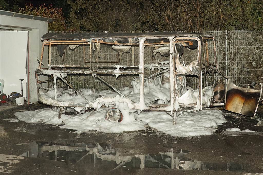 Wohnwagen brennt in Dortmund aus - Polizei vermutet Brandstiftung Dieses Gerippe ist alles, was nach dem Brand in Dortmund-Lütgendortmund von dem Wohnwagen noch übrig war. Die Feuerwehr bedeckte es mit Schaum, damit es nicht wieder zu brennen beginnen konnte.