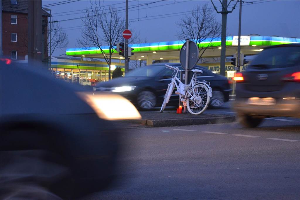 Fahrrad-Demo gedenkt Unfallopfer Dieses Ghostbike steht an der Kreuzung von Bornstraße und Glückaufstraße in der Nordstadt.