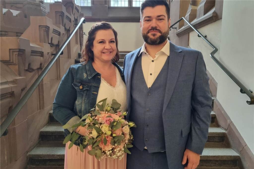 Christine (links) und Markus Broonk haben am Valentinstag 2025 im Standesamt Recklinghausen geheiratet.