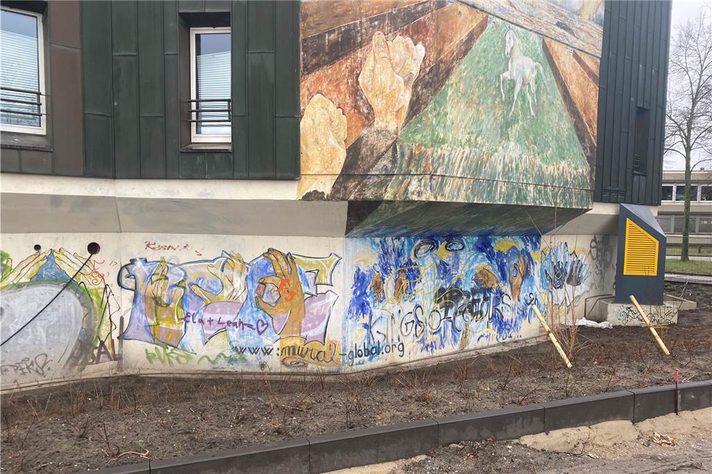 Graffiti-Künstler sprühen Stadt-Dschungel legal auf Petrinum-Wände Graffiti am Petrinum
