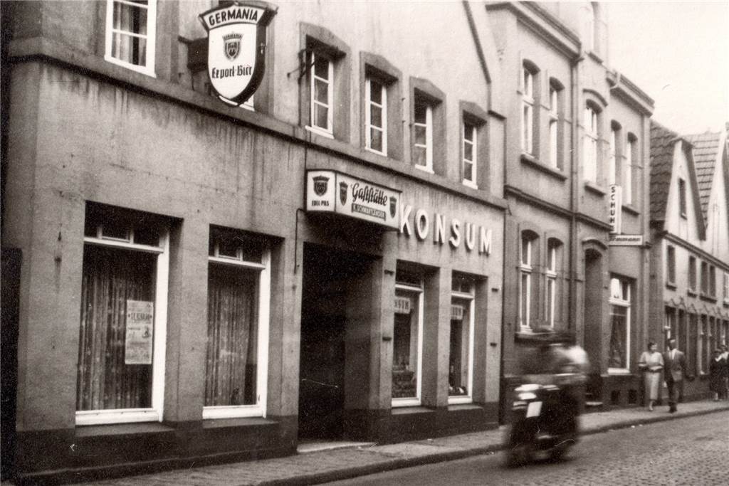 Dieses historische Foto von 1959 zeigt Geschäfte und eine Gaststätte an der Südstraße in Herbern, die heute nicht mehr existieren.
