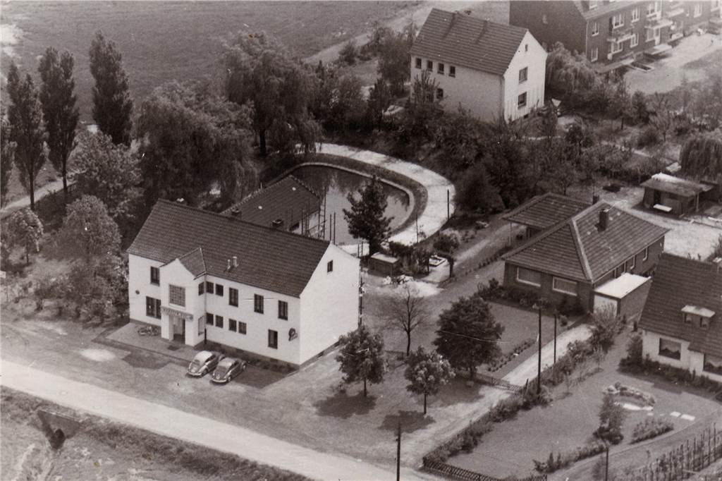 Hardt: Grün, zentral und fahrradfreundlich, aber das Wohnen ist teuer Dieses historische Foto wurde etwa um 1960 aufgenommen und zeigt das Haus Kiy an der Klosterstraße. Heute ist dort die Pizzeria Eddiavolo untergebracht.