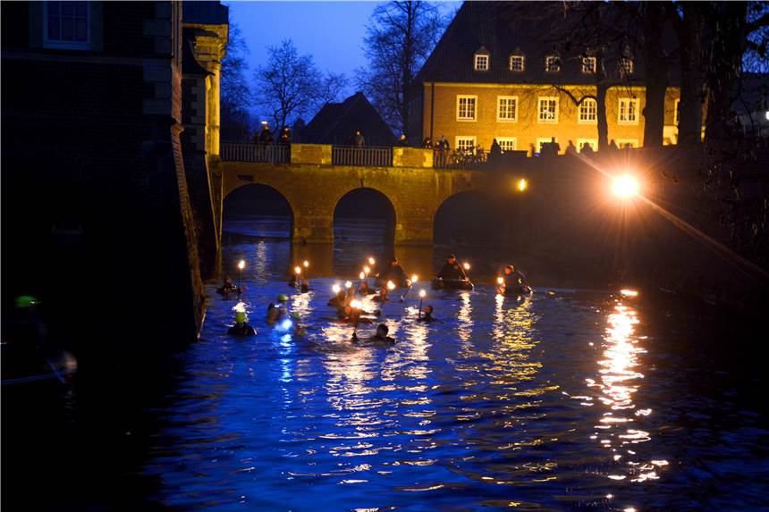 Tauchsportler und DLRG vertagen Neujahrsschwimmen am Ahauser Schloss Dieses Jahr geht es für Schwimmer und Taucher nicht ins Wasser der Schlossgräfte.