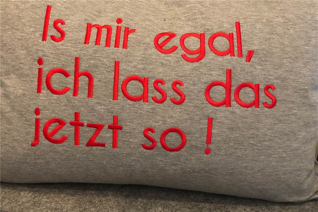 Designerin aus Ahaus macht Mode mit Kissen Dieses Kissen spricht für sich selbst.