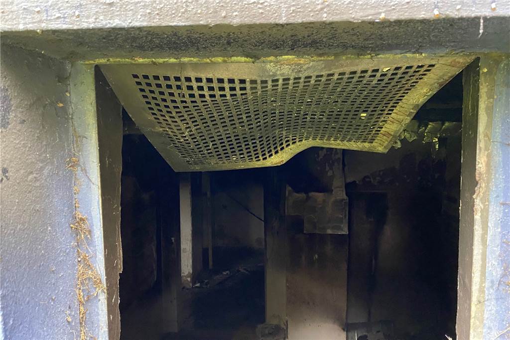 Kellerbrand: Brisanter Einsatz für die Feuerwehr an der JVA Meisenhof Dieses kleine Kellerfenster im Hafthaus der JVA Castrop-Rauxel bildete den Löschzugang für die Feuerwehr.