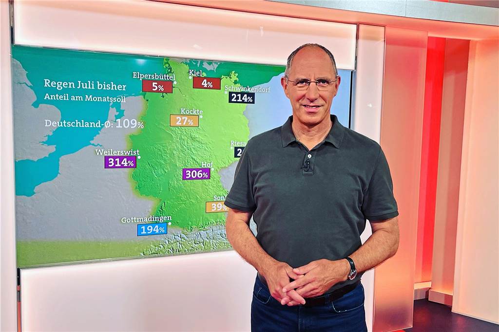 Wetterexperte Thomas Ranft steht im Studio vor der Wetterkarte
