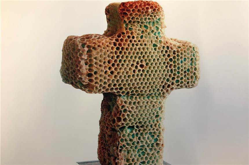 Kunst ist noch lange nicht tot: Neue Ausstellung der Dortmunder Künstlerverbände Dieses Kreuz aus Bienenwaben ist eines von 30 Ausstellungsstücken in der Big-Gallery am Dortmunder U. Dort läuft bis zum 12. Januar die Ausstellung "ARTenSTERBEN" der vier Dortmunder Künstlerverbände.