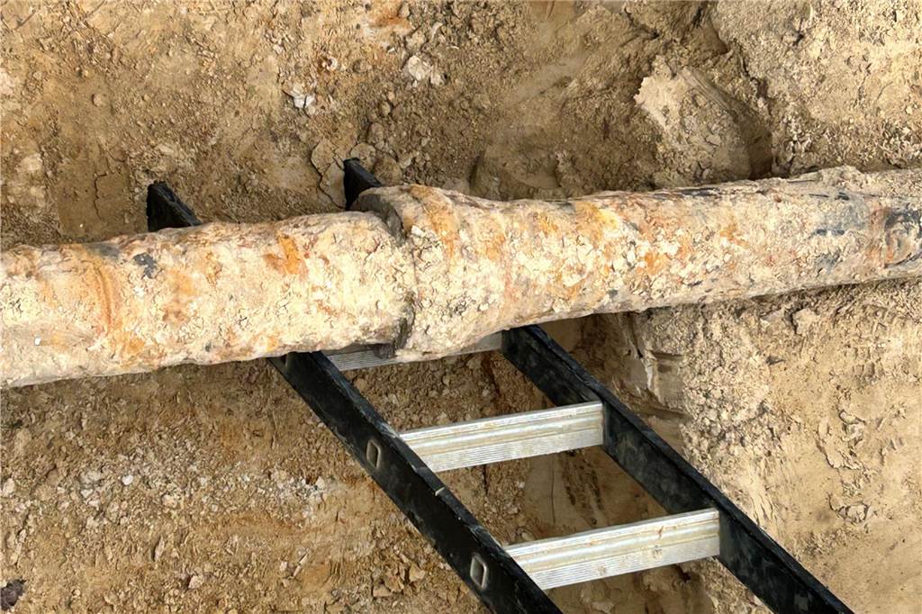 Dieses Leitungsrohr ist 58 Jahre alt. Es wird am Brookweg durch neue Leitungen ersetzt.