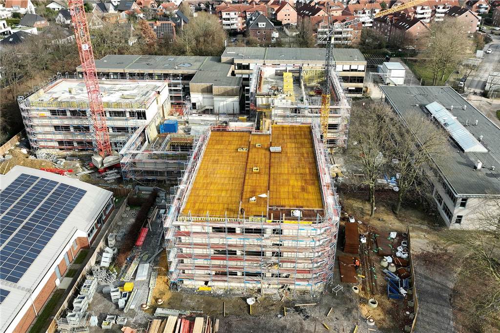 Dieses Luftbild Von den Bauarbeiten für die Realschule Altlünen entstand Ende 2023. Beim Trockenbau kommt es im Februar 2025 zu Verzögerungen. 