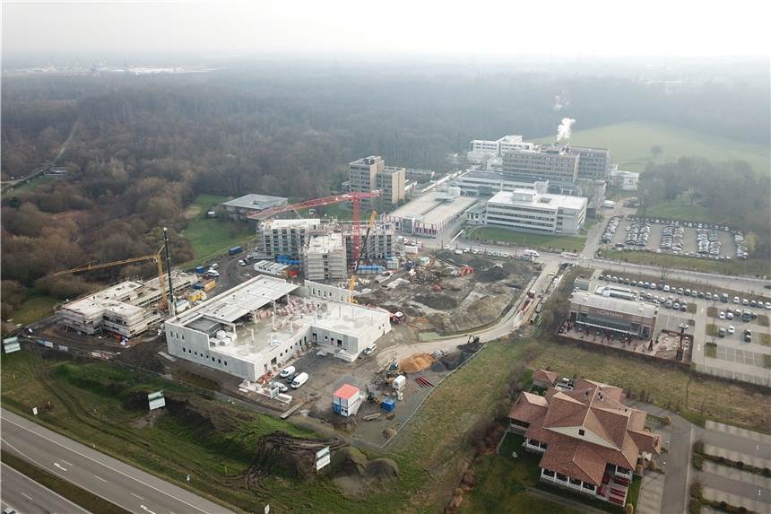 Größte Küche des Ruhrgebiets mit viel Bio eröffnet in Castrop-Rauxel Dieses Luftbild von März 2021 zeigt das Ausmaß der Bauwerke zwischen EvK und B235. Die Zentralküche ist der flächenmäßig größte Baukörper.
