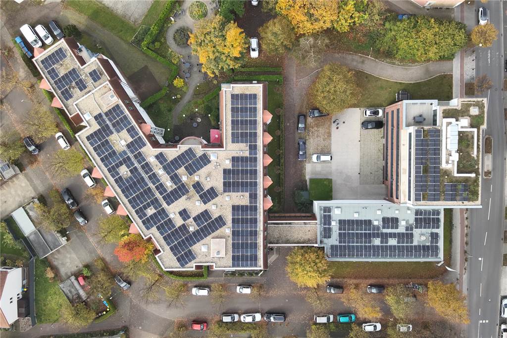 PV-Anlage: Bürger-Genossenschaft bringt AWO-Seniorenzentrum neue Energie Ein Luftbild von einem Hertener Seniorenzentrum.
