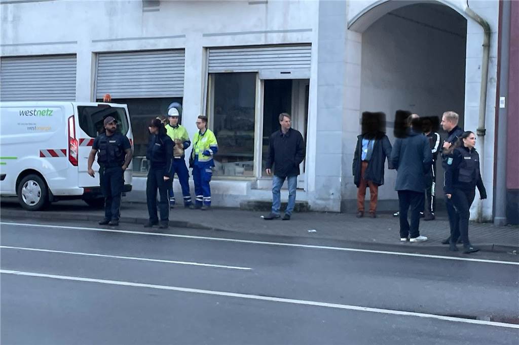 Leben im Problem-Straßenzug: Anwohner in Angst – Grill neben Benzinkanister Dieses Mehrfamilienhaus an der Wartburgstraße war im Herbst 2023 in einem so gefährlichen Zustand, dass die Bauordnung (hier Leiter Philipp Röhnert) unter Personenschutz und mit Fachleuten von Westnetz das Gebäude inspizierte.