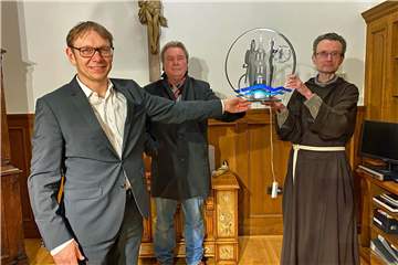 Dieses Modell übergaben Bürgermeister Lothar Christ (v. l.) und Initiator Wilfried Thöne dem Guardian des Kapuzinerklosters Werne, Pater Romuald Hülsken.