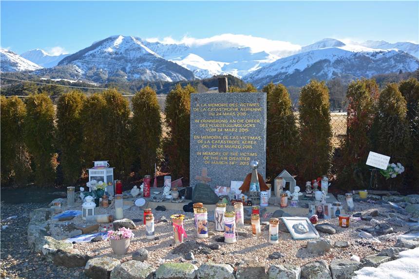 Dieses Motiv vom Gedenkstein auf dem Gelände des Hotels „Le Domaine du Vernet“ ging bereits wenige Tage nach dem Flugzeugabsturz um die Welt.