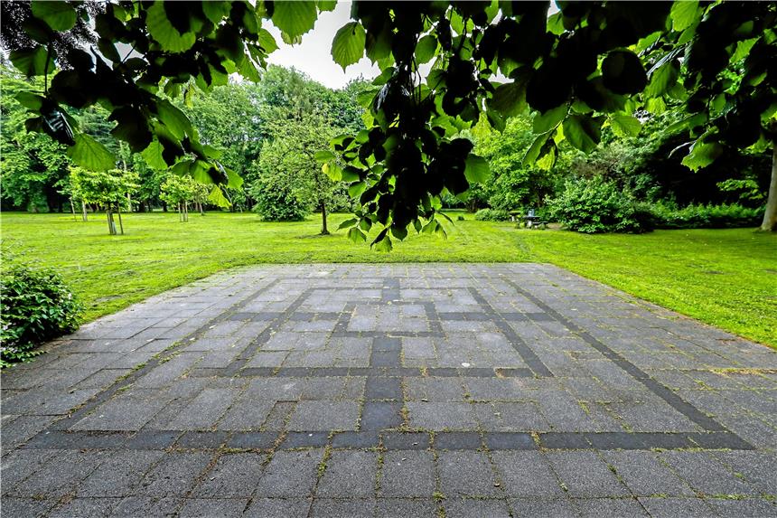 Der Revierpark Wischlingen bekommt eine Frischzellenkur Dieses Mühlespielfeld gehört noch zu den übrig gebliebenen Freizeitangeboten der 70er. Benutzt wird es schon lange nicht mehr. Flächen wie diese sollen deshalb im Zuge der Umgestaltung entsiegelt und naturnah umgestaltet werden.
