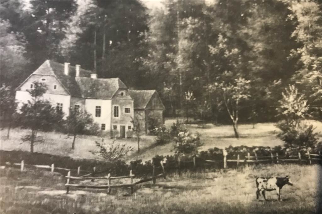 Dieses Ölbild von F. Pfenningsschmidt zeigt das ehmalige Waschhaus des Klosters - etwa 100 Meter östlich der Kegelbahn - , das auf das einstige Frauenkloster zurückgehen könnte. Das Gemälde befindet sich im Archiv des Grafen von Kanitz. In der 1989 erschienenen Schrift „1200 Jahre Cappenberg“ ist es abgebildet. 1808 wurde das Waschhaus zur Schule umgewidmet und bis 1894 so genutzt.