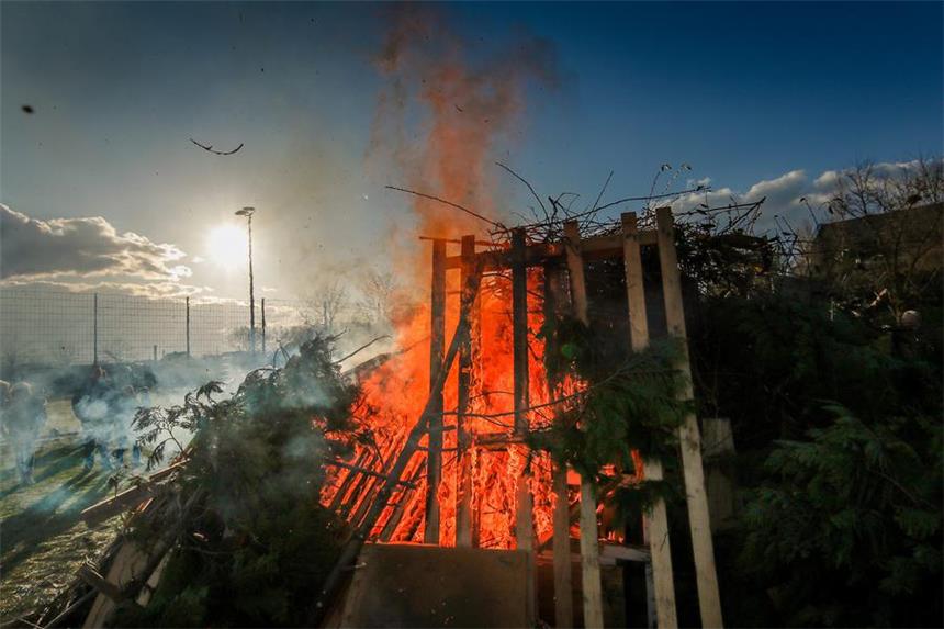 Dortmunds Osterfeuer in 56 Bildern Dieses Osterfeuer brannte am Baerenbruch in Kirchlinde.