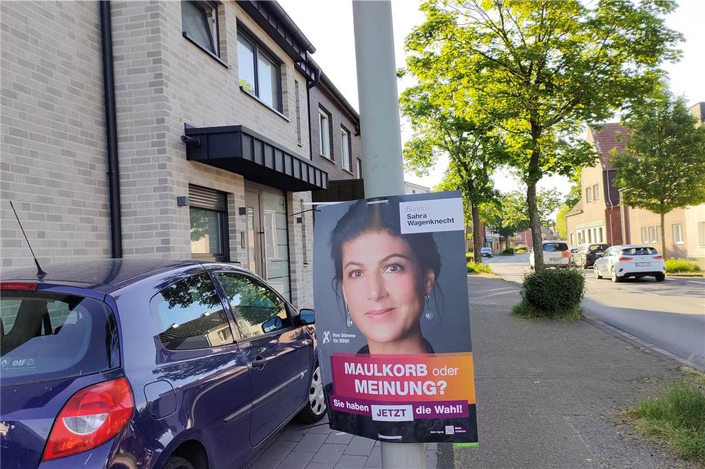 Dieses Plakat an der Ludgeristraße hing kurz vor der Europawahl im vergangenen Jahr nicht auf der vorgeschriebenen Mindesthöhe von 2,5 Metern.