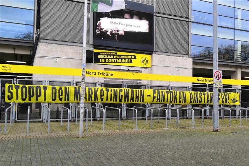BVB-Ultras protestieren mit Plakat gegen Fantoken-Plan Dieses Plakat der BVB-Ultragruppe „The Unity“ hing am Sonntag kurzzeitig am Zaun des Signal Iduna Parks.