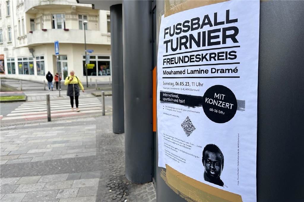 Spendensammlung in Mouhameds Namen (†16): Ärger zwischen 2 Helfergruppen in Dortmund Ein Poster für das umstrittene Fußballturnier ist am Borsigplatz aufgehängt worden.