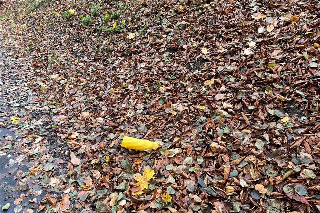 Probleme für Radfahrer am Schlossberg? Kreis Unna erklärt „Provisorium“ Dieses PVC-Rohr soll das Regenwasser provisorisch vom neuen Straßenbelag ableiten.