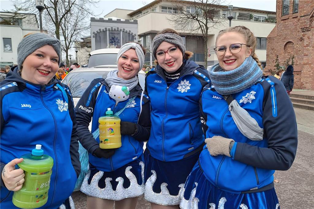 Rosenmontagszug 2023 in Dorsten: Die Narren sind zurück Dieses Quartett freute sich auf den Zug.