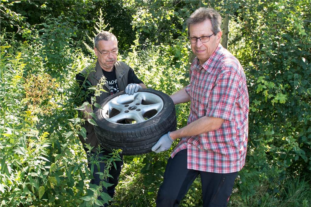 Dieses Rad mit Felge holten die Schatzsucher tatsächlich aus dem Wald.