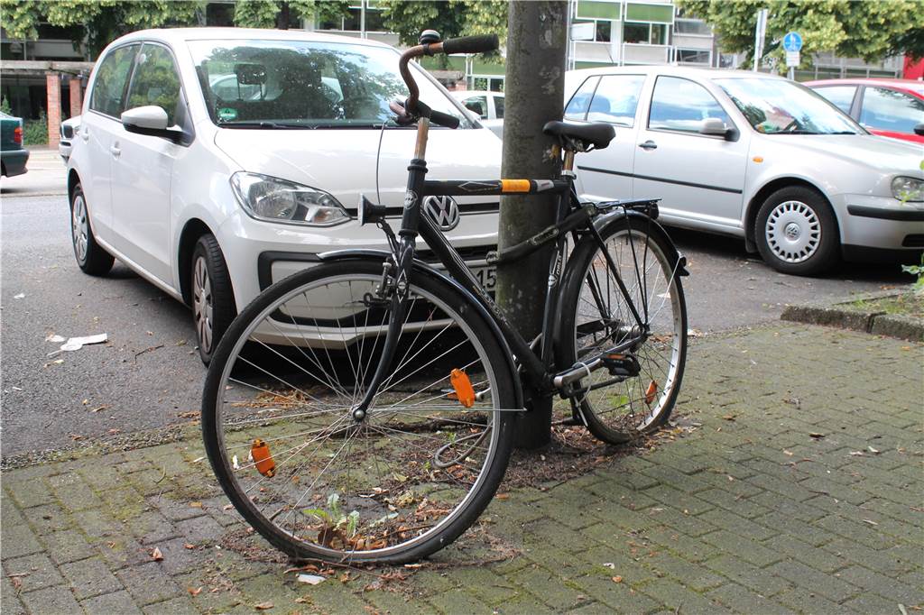 Schrotträder im Kreuz- und Klinikviertel nicht entsorgt - Anwohner ärgern sich Dieses Rad stehe schon verdammt lange in der Sonnenstraße, teilten Anwohner mit: Wie lange schon, das wissen sie nicht mehr.