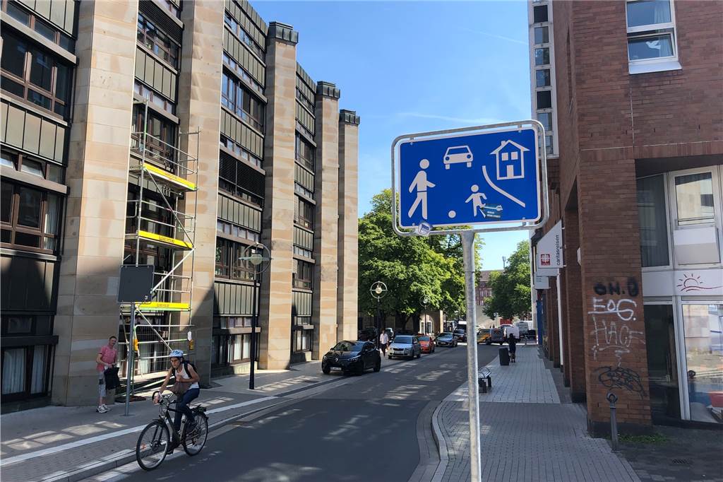 Abschlepp-Ärger an der Silberstraße: „Viele sind unbelehrbar. Das ist heute so!“ Dieses Schild an der Einfahrt vom Kreisverkehr in die Silberstraße in Dortmund zeigt an, dass es sich um eine Zone handelt, in der Schrittgeschwindigkeit gefahren werden muss. Außerdem bedeutet das Schild, dass das Parken nur auf extra ausgewiesenen Flächen erlaubt ist - ansonsten ist es verboten.