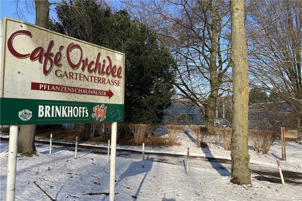 Café Orchidee im Rombergpark schließt vorübergehend und wird saniert Ein Schild mit der Aufschrift "Café Orchidee Gartenterrasse" steht an der Mergelteichstraße in Dortmund.