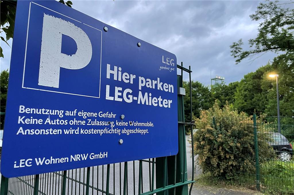 Eriner Beben: Ärger um LEG-Parkplatz in Castrop-Rauxel Dieses Schild an der Zufahrt zum eingezäunten Parkplatz an der Karlstraße könnte eindeutiger kaum sein. Trotzdem fahren immer wieder Gäste des SV Wacker drauf, um dort zu parken.