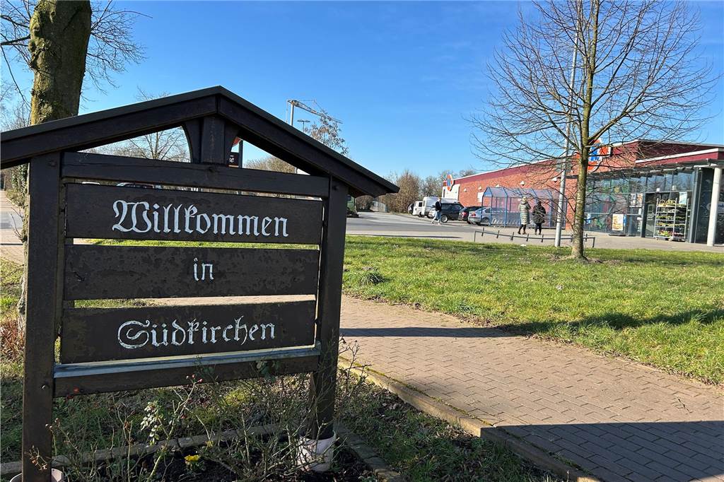 Dieses Schild haben Unbekannte offenbar wörtlich genommen und haben den K+K-Markt vier Mal heimgesucht. Die Polizei prüft Tatzusammenhänge.