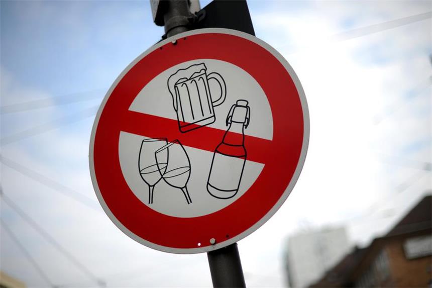 Rechtsdezernentin hat klare Meinung zum Duisburger City-Alkoholverbot Dieses Schild hängt in Kassel. Ein Alkoholverbot in der Dortmunder Innenstadt durchzusetzen, hält die Rechtsdezernentin für schwierig.