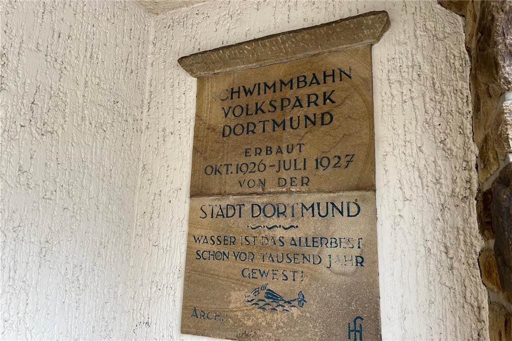 Dortmund lässt seine Schwimmbäder verkommen - aus Absicht? Dieses Schild hängt neben dem Eingang des Freibads Volkspark.