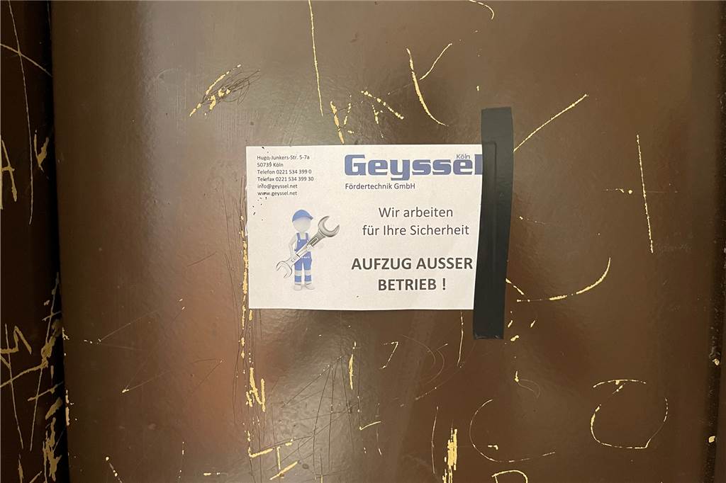 „Ratten so groß wie Katzen“ – Scharfe Kritik an Wohnungsunternehmen Dieses Schild müssen die Bewohner des achtstöckigen Hauses schon seit Wochen lesen.
