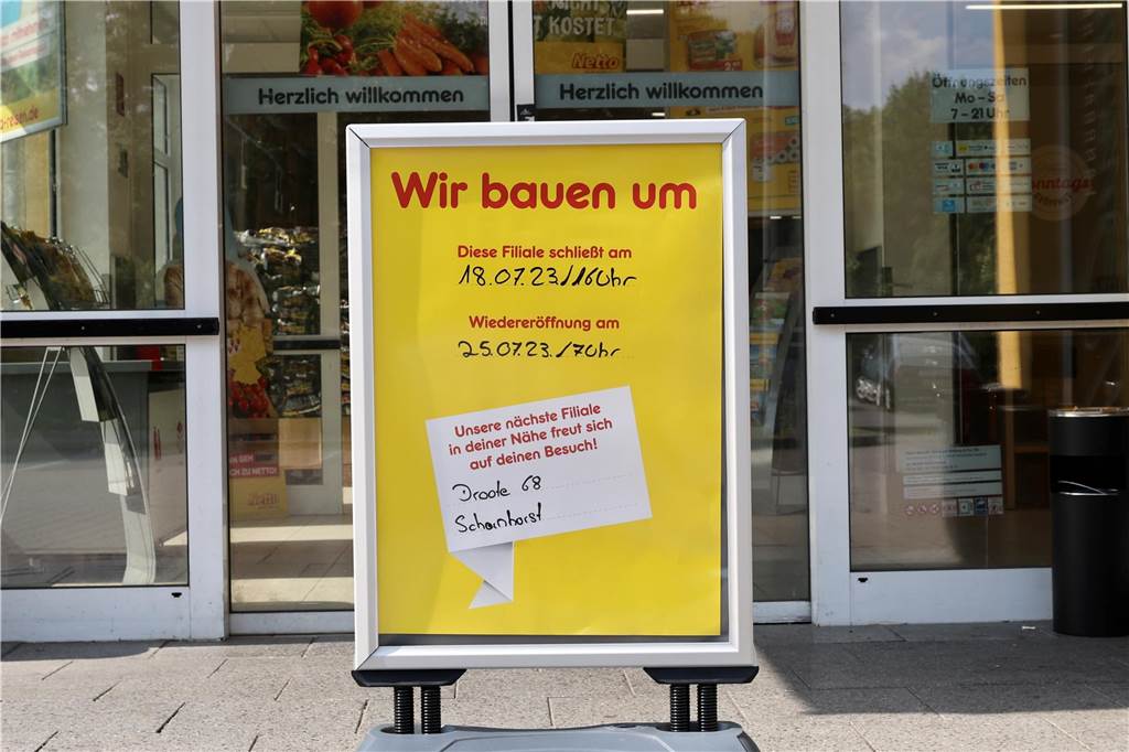 Supermarkt schließt vorübergehend - trotzdem gibt es frische Brötchen Ein Hinweis-Schild vor dem Netto-Supermarkt in Dortmund-Lanstrop weist auf den bevorstehenden Umbau hin.