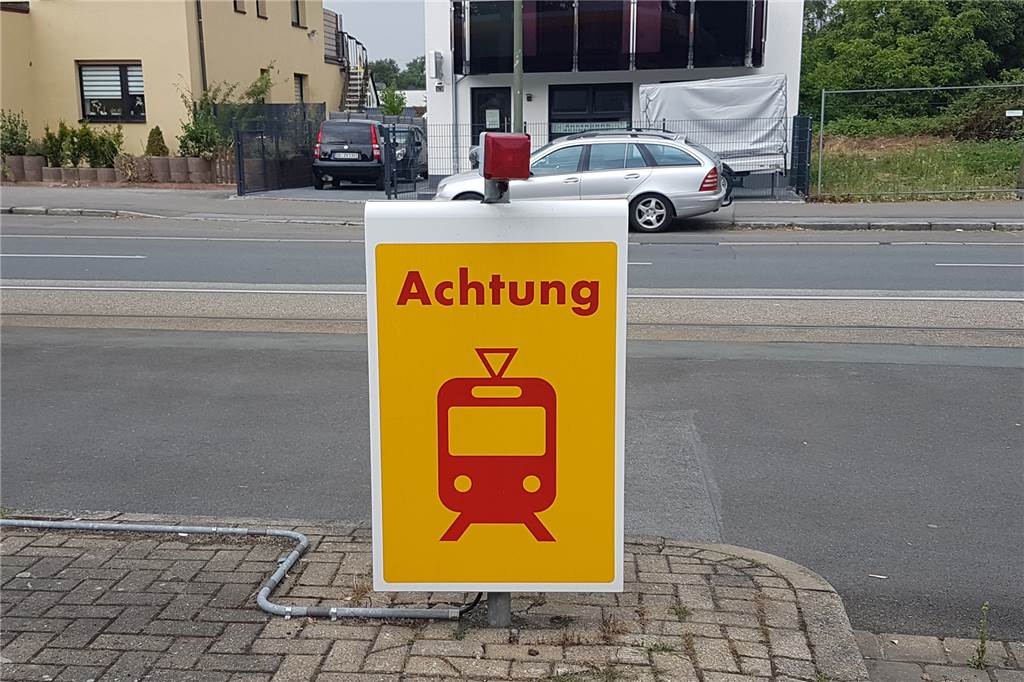 Hellweg-Anlieger Hartmut: „Wenn ich das Bremsen höre, hab ich den Hörer in der Hand“ Dieses Schild warnt Autofahrer beim Verlassen der Tankstelle vor der Straßenbahn.