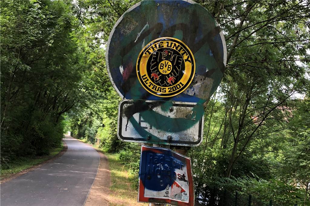 Dieses Schild weist darauf hin, dass der Radweg hinter der Ecke endet.
